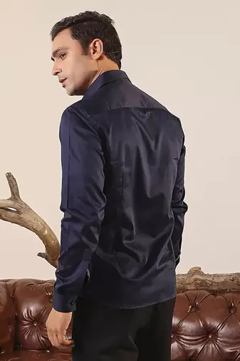 Blue plain cotton men's shirt with scaly texture leather patch