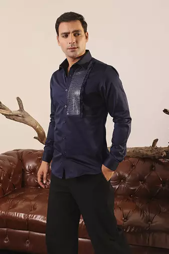 Blue plain cotton men's shirt with scaly texture leather patch