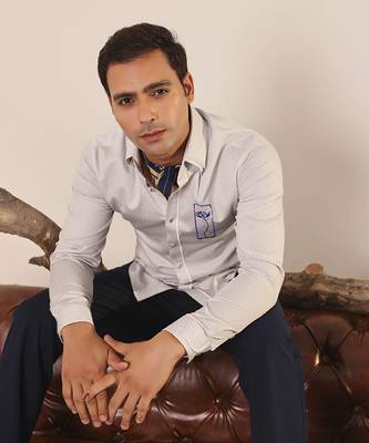 Grey plain cotton men's shirt with silver metal buttons 4