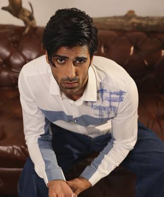 White plain cotton men's shirt with denim patches 4