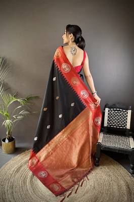 black soft silk blend butti zari weaving work banarasi saree 3