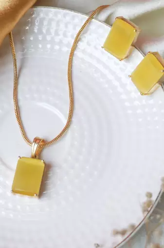 Elegant yellow pendant set with chain