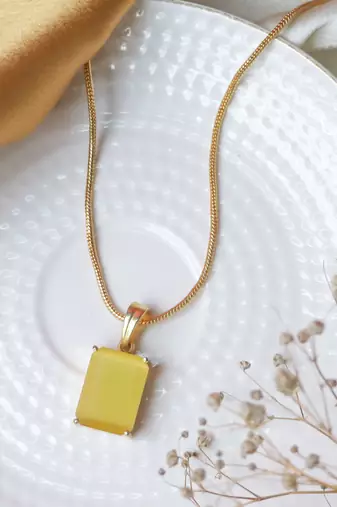Elegant yellow pendant set with chain