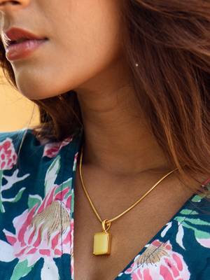 Elegant yellow pendant set with chain 4