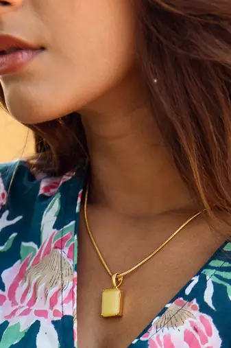 Elegant yellow pendant set with chain