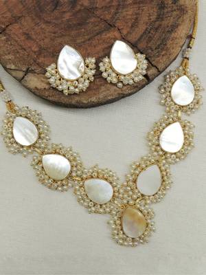 Stylish mop paan shape gold plated necklace with studs 2