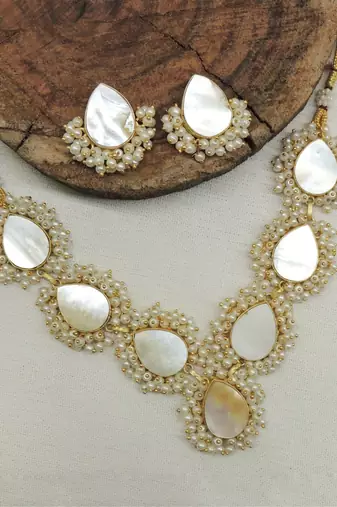 Stylish mop paan shape gold plated necklace with studs