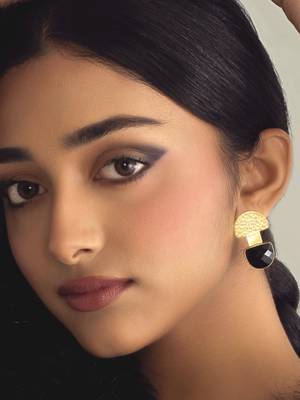 Handcrafted gold plated d-shape studs 1