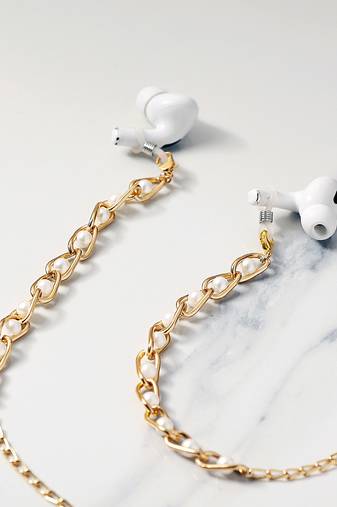 White pearls with gloden links spectacles/air pods chain