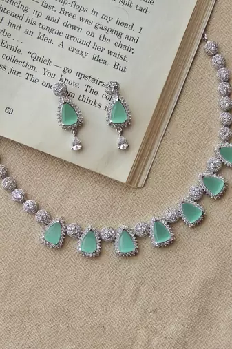 Delight silver plated mint stone necklace with studs