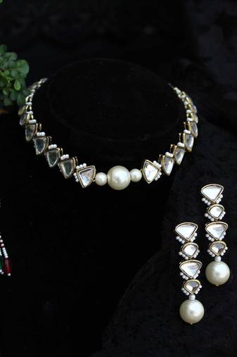 Triangle    mangle full set with necklace and earrings
