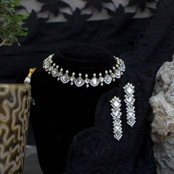 V   s square full set with necklace and earrings 1