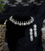V   s square full set with necklace and earrings