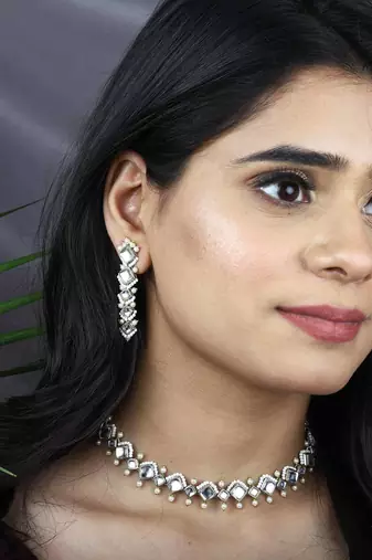 V   s square full set with necklace and earrings