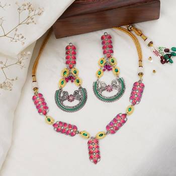 Vintage charm jewelry set with necklace, earrings & waistbelt 1