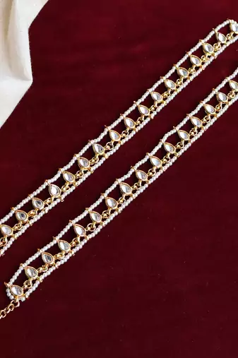 Regal bridal jewelry set: necklace, maangtikka, earrings, hathphool, anklet & maangtikka