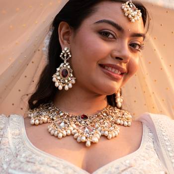 Regal bridal jewelry set: necklace, maangtikka, earrings, hathphool, anklet & maangtikka 5