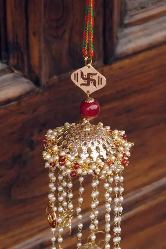 Swastik om