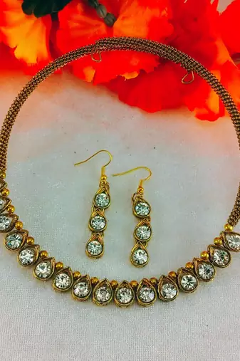 Free size brass white stone stud hasli
