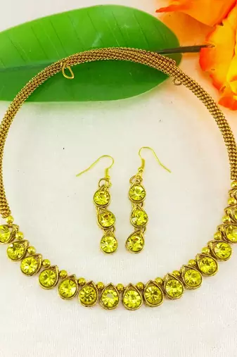 Free size brass yellow stone stud hasli