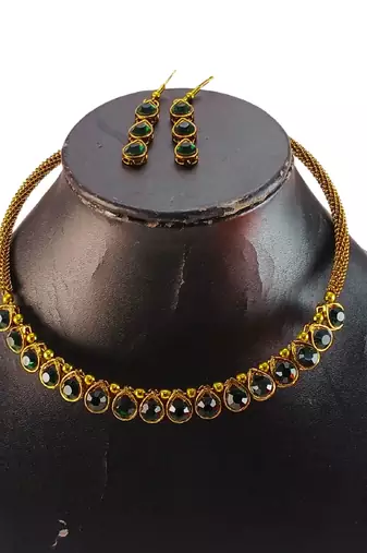 Free size brass dark green stone stud hasli
