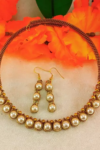 Free size brass white moti stud hasli
