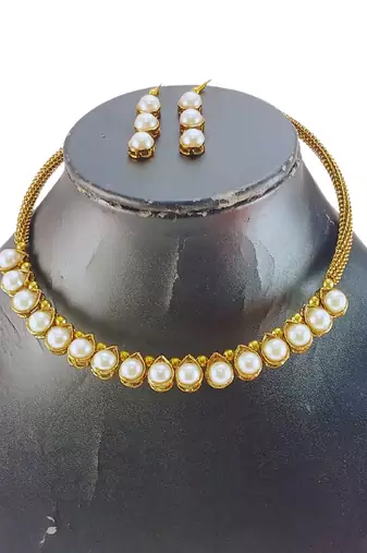 Free size brass white moti stud hasli