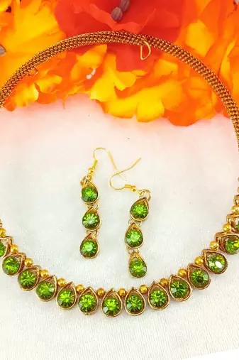 Free size brass mehndi stone stud hasli