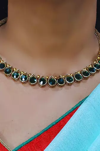 Free size brass dark green stone stud hasli