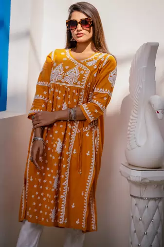 Simer-chikankari-angrakkha-kurta