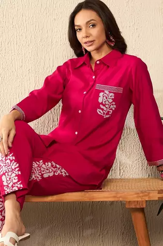 Women pink silk blend solid embroidered regular coord sets