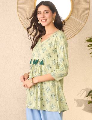 Women green rayon blend floral printed regular peplum top 3
