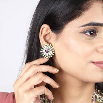 Pearl flower studs earrings 2