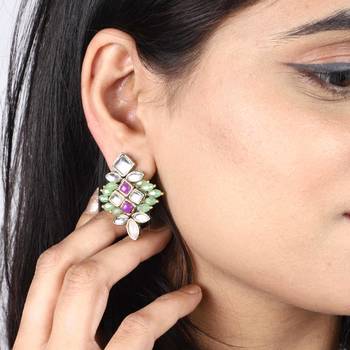 Pearl twirl green  earring 2