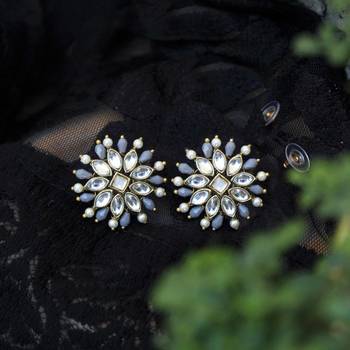 Pearl twirl grey  earrings 1