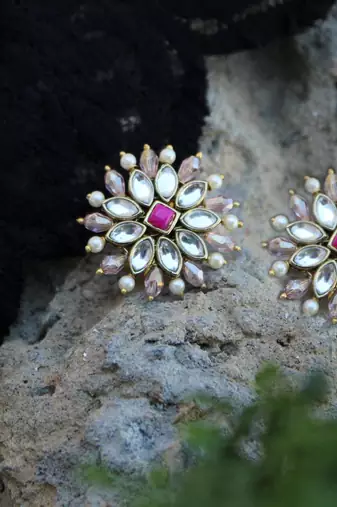 Pearl twirl pink earring