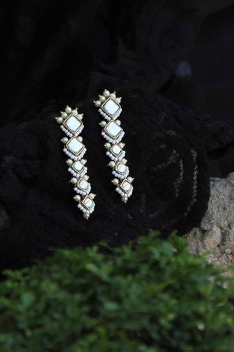V   s square earrings