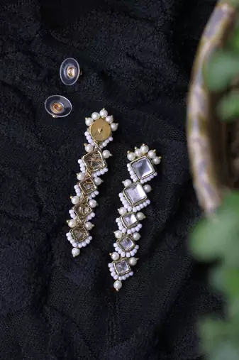 V   s square earrings