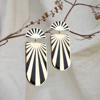Black rays resin earrings 1