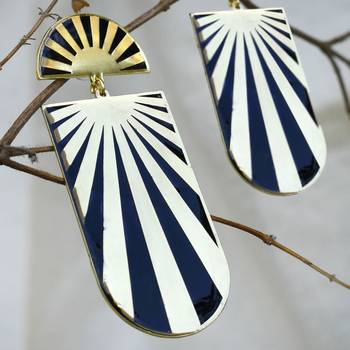Black rays resin earrings 3
