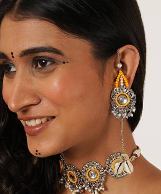 Yellow beaded kanuati earrings with shells 2