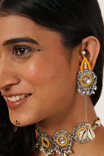 Yellow beaded kanuati earrings with shells
