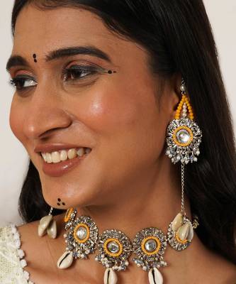 Yellow beaded kanuati earrings with shells 4