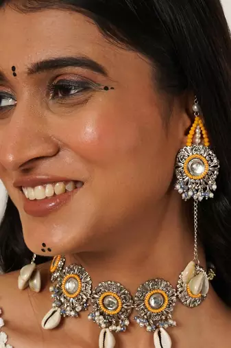 Yellow beaded kanuati earrings with shells