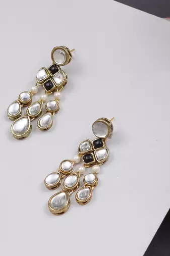 Droopy kundan earrings