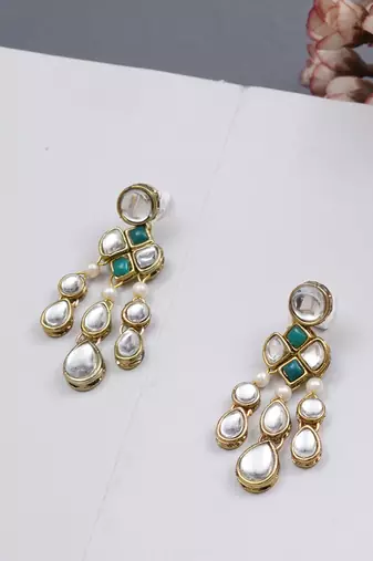 Droopy kundan earrings