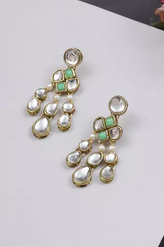 Droopy kundan earrings