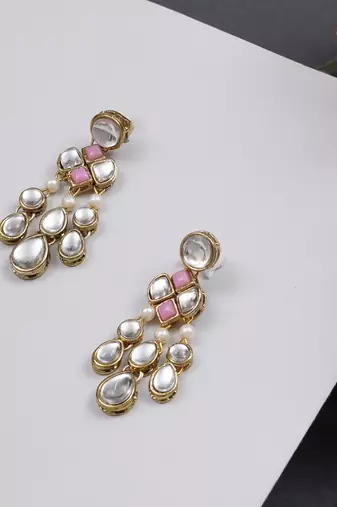 Droopy kundan earrings