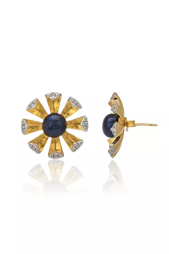 Gold earrings with yellow gold base