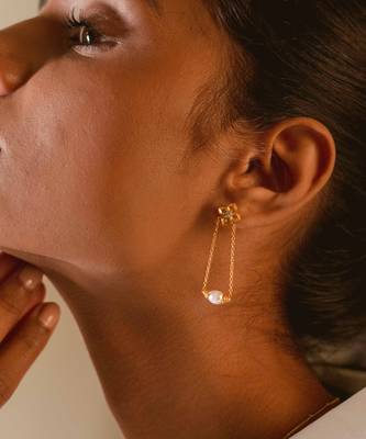 Gold pearl drop earrings 1